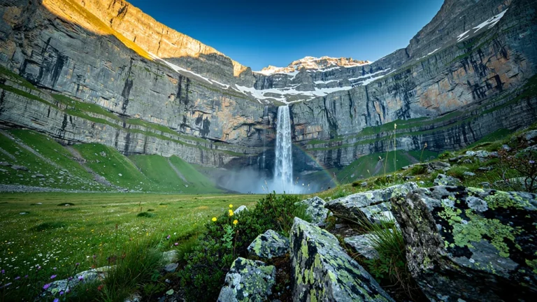 Photo hyper-réaliste du Cirque de Gavarnie, cascade et falaises majestueuses dans les Pyrénées françaises